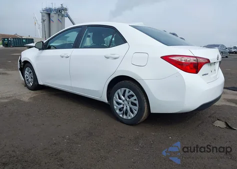 2018 Toyota Corolla Le z USA, uszkodzony, nr VIN 5YFBURHE2JP854769